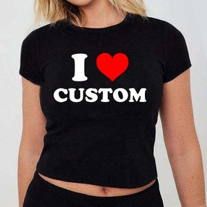 Me encanta la camiseta ajustada para mujer personalizada, camisa personalizada I Heart, camisa de texto personalizada, camisa personalizada, regalo para ella, camiseta para bebé Y2K, camiseta estilo de los años 90 imagen 1