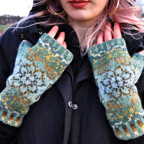 Fingerlose Handschuhe im Fair Isle-Stil in grün-goldenen Farben - Digitale Strickanleitung - PDF Englisch & Deutsch