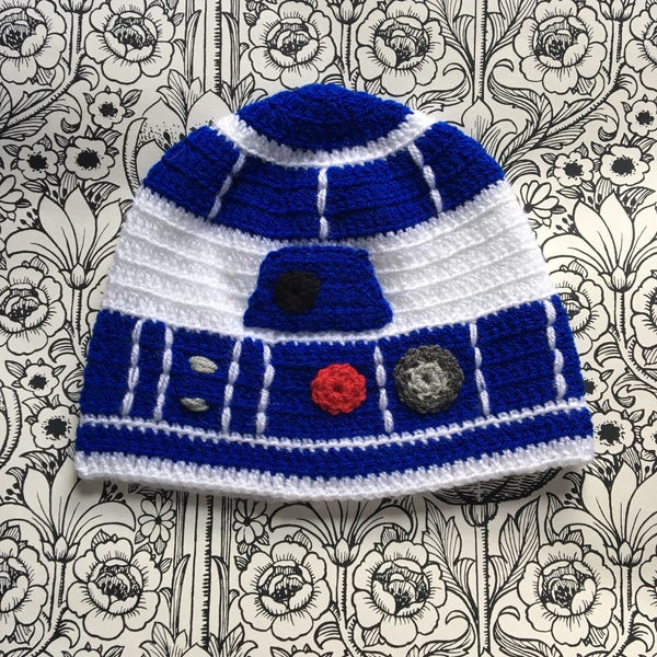 R2D2 inspired Star Wars hat! Crocheted to fit all sizes, from newborn to adult! Photography prop.