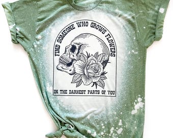 Encuentra a alguien que cultive flores en las partes más oscuras de ti Camiseta blanqueada