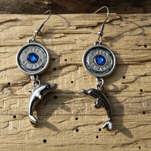 Brincos de bala feitos à mão com pingentes de golfinhos. Escolha entre balas automáticas de níquel ou latão 45. Cristais Swarovski opcionais.