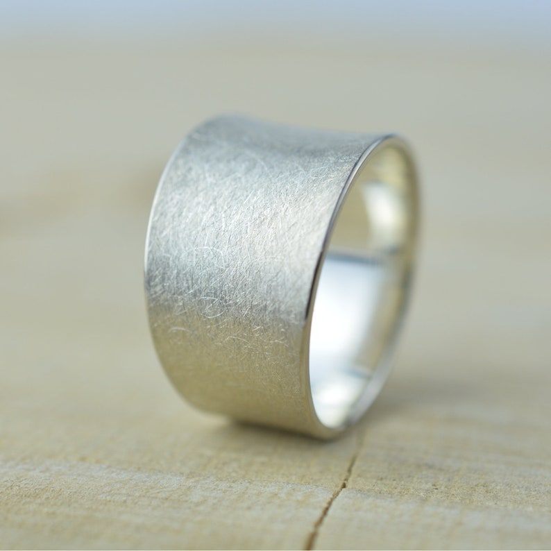 KONKAVER RING
