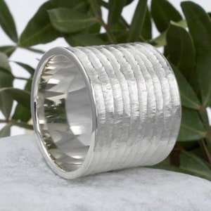 Bandring/structuurring van 925 zilver | 20 mm brede ring van zilver met een bijzondere structuur