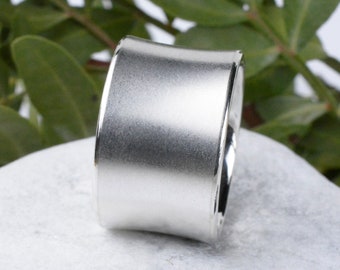 Brede zilveren ring 14 mm zandmat Bandring van zilver concaaf