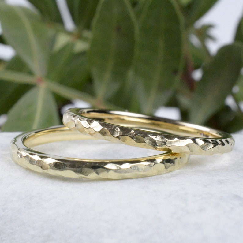 Anillos de boda/anillos de boda hechos de 8 kt. oro amarillo con estructura 2 mm de ancho Los anillos de socios fallaron imagen 2