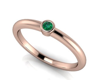 Ladies ring solitaire ring with a 2 mm emerald made of 14 kt. Rose Gold Handmade Valentine's Day Gift