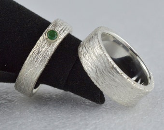 Trauringe aus 925 Silber | 5 und 8 mm breit | Eheringe strukturiert mit echtem Smaragd 3 mm Freundschaftsringe
