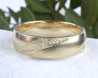 Bandring aus 14 kt. 585 Gelbgold | 6 mm breit mit  Struktur | Goldring | Kostenlose Gravur personalisiert