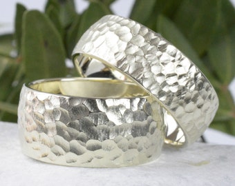 Anillos de boda/anillos fabricados en 8 kt. 333 oro blanco | Golpe de martillo de 8 y 10 mm de ancho