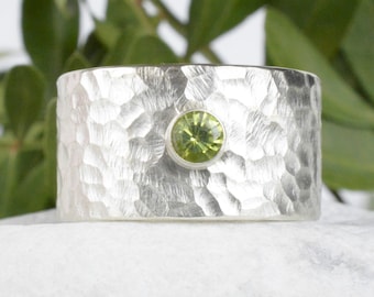 Silberring mit Peridot | Bandring 12 mm mit Edelstein | Ring aus Silber personalisiert