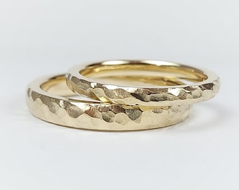 Anillos de boda/anillos fabricados en 8 kt. oro amarillo | Alianzas con estructura | 2,5 y 3,5 mm de ancho