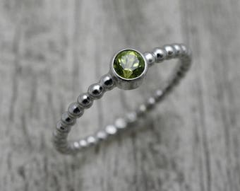 Damenring mit Peridot | Silberring mit Edelstein | Kugelring aus Silber handgefertigt Valentinstag Geschenk