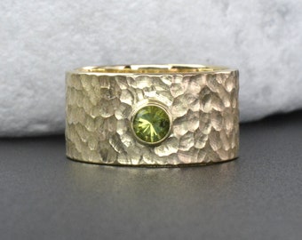 Band ring with structure made of 14 kt. (585) yellow gold | 10 mm wide with 4 mm peridot | Wide gold ring personalized