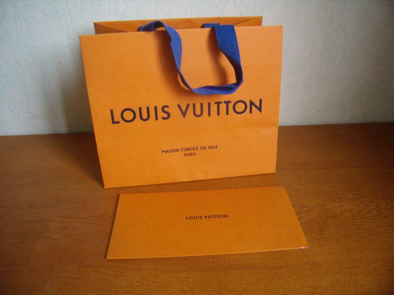 Bolsa de papel Louis Vuitton con tarjeta de regalo y cinta | Etsy España