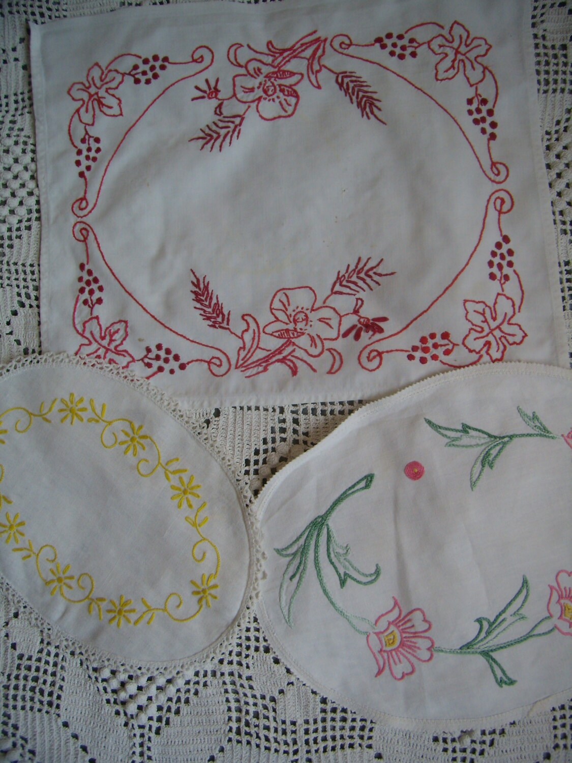 3 Napperons Brodés Main, Vintage Français avec Bordure de Dentelle/1960