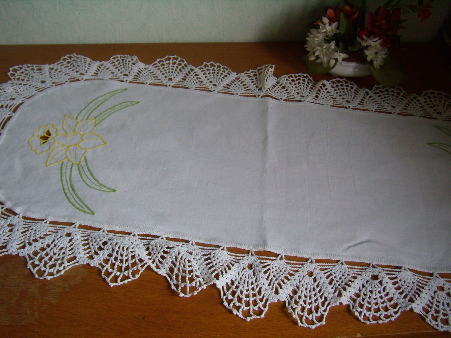 Chemin de Table Coton Blanc Vintage Français. Fait Main Broderie et Bordure Crochet. Linge Français,