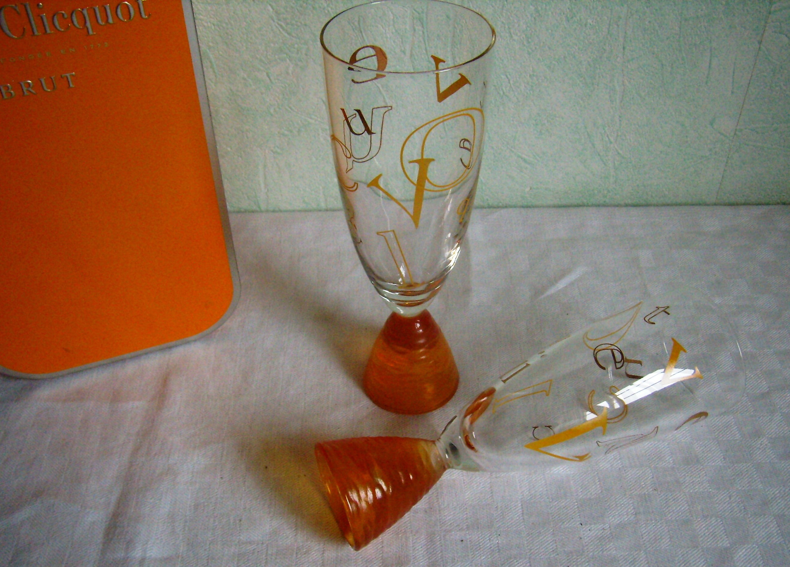 Veuve Clicquot, 2 Flûtes à Champagne, Alphabet, Coupe French Vintage, Modèle Rare