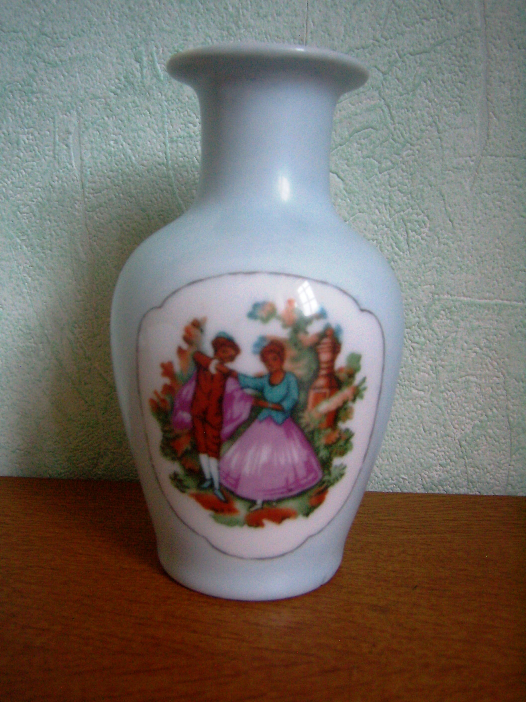 Vintage, Petit Vase en Porcelaine de Chine, Bleu Clair avec Couple Danseurs, 1970