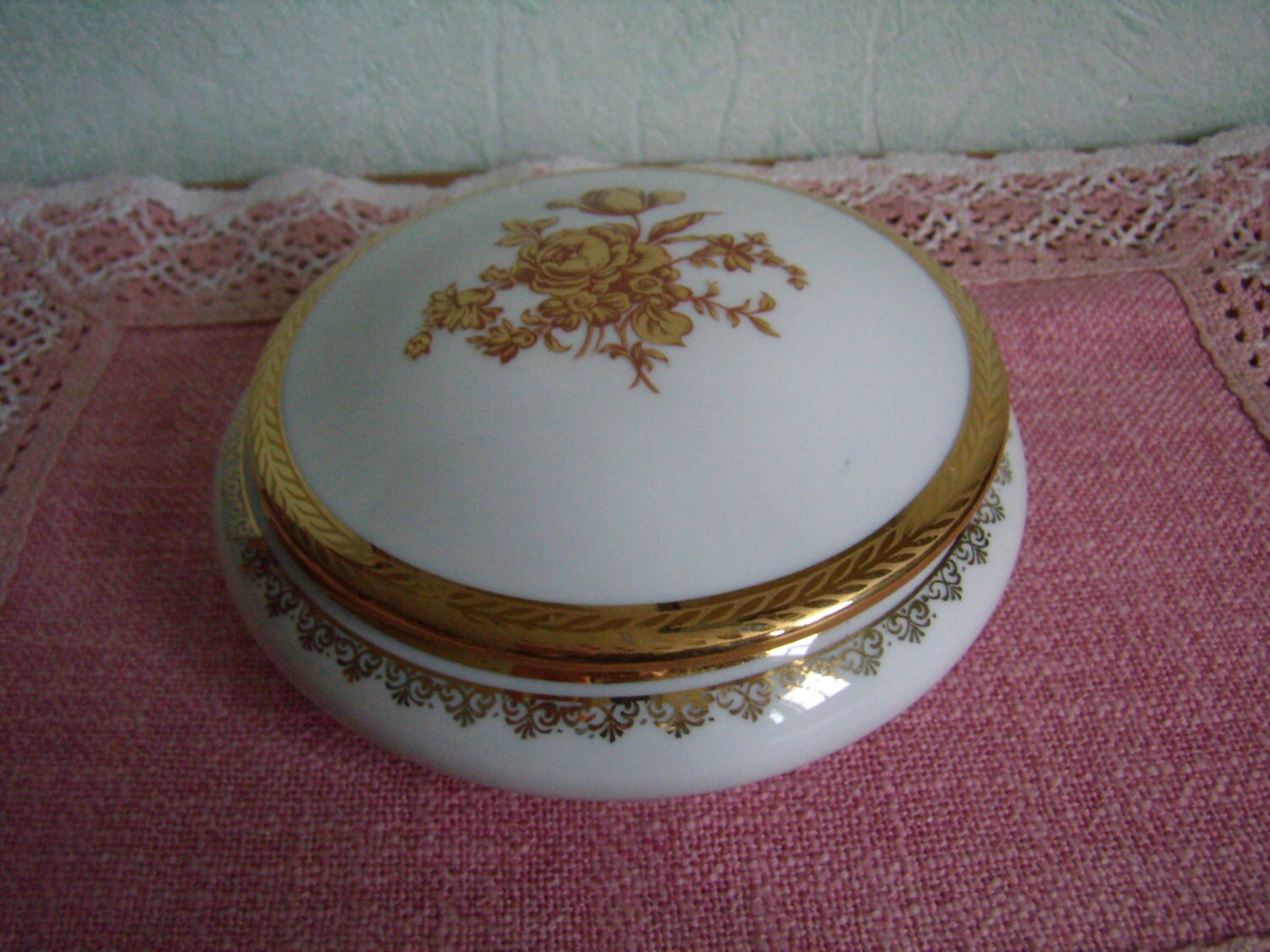 Limoges France, Bonbonnière Porcelaine Blanche, Fleurs Rouges et Or, Filigrane Vintage,