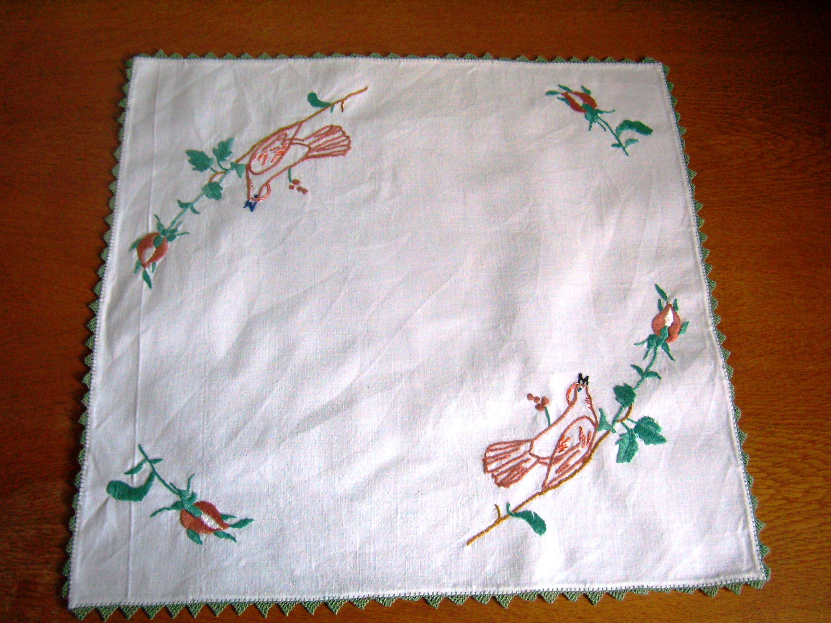 Napperon Carré Brodé Main, Oiseau et Fleurs, Vintage Français avec Bordure de Dentelle Au Crochet