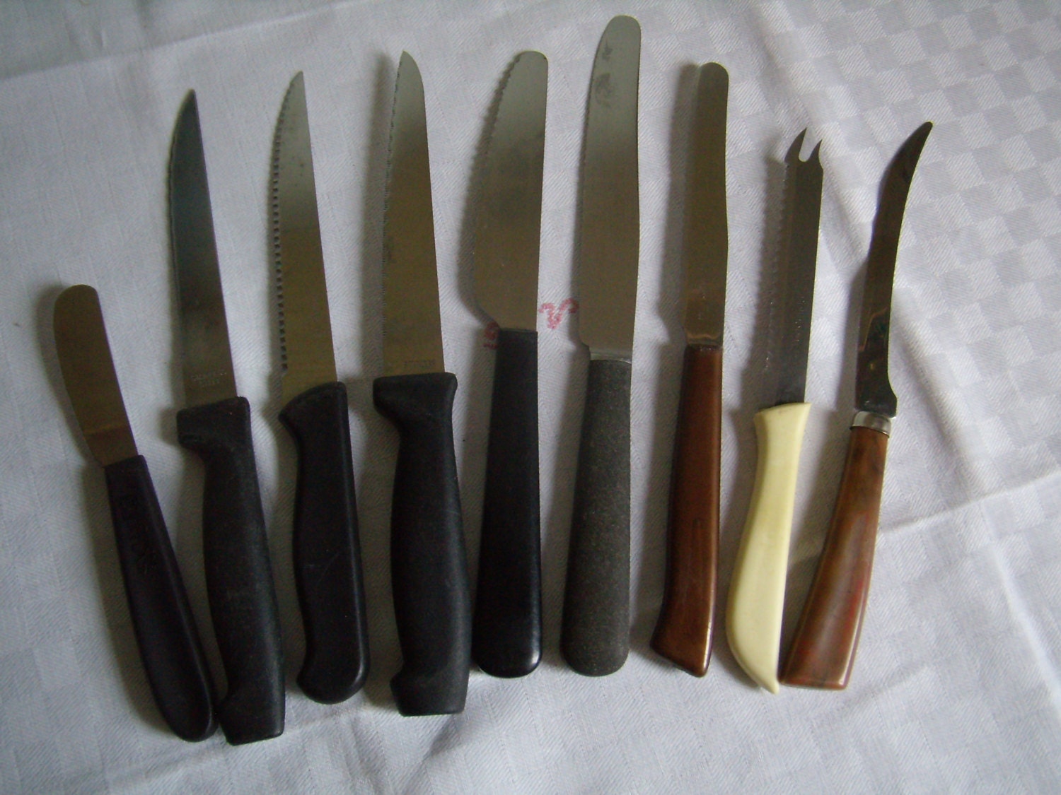 Assortiment de 9 Couteaux Dépareillés, Beurre, Fromage, Tomates, Anciens Français Manche en Plastiqu