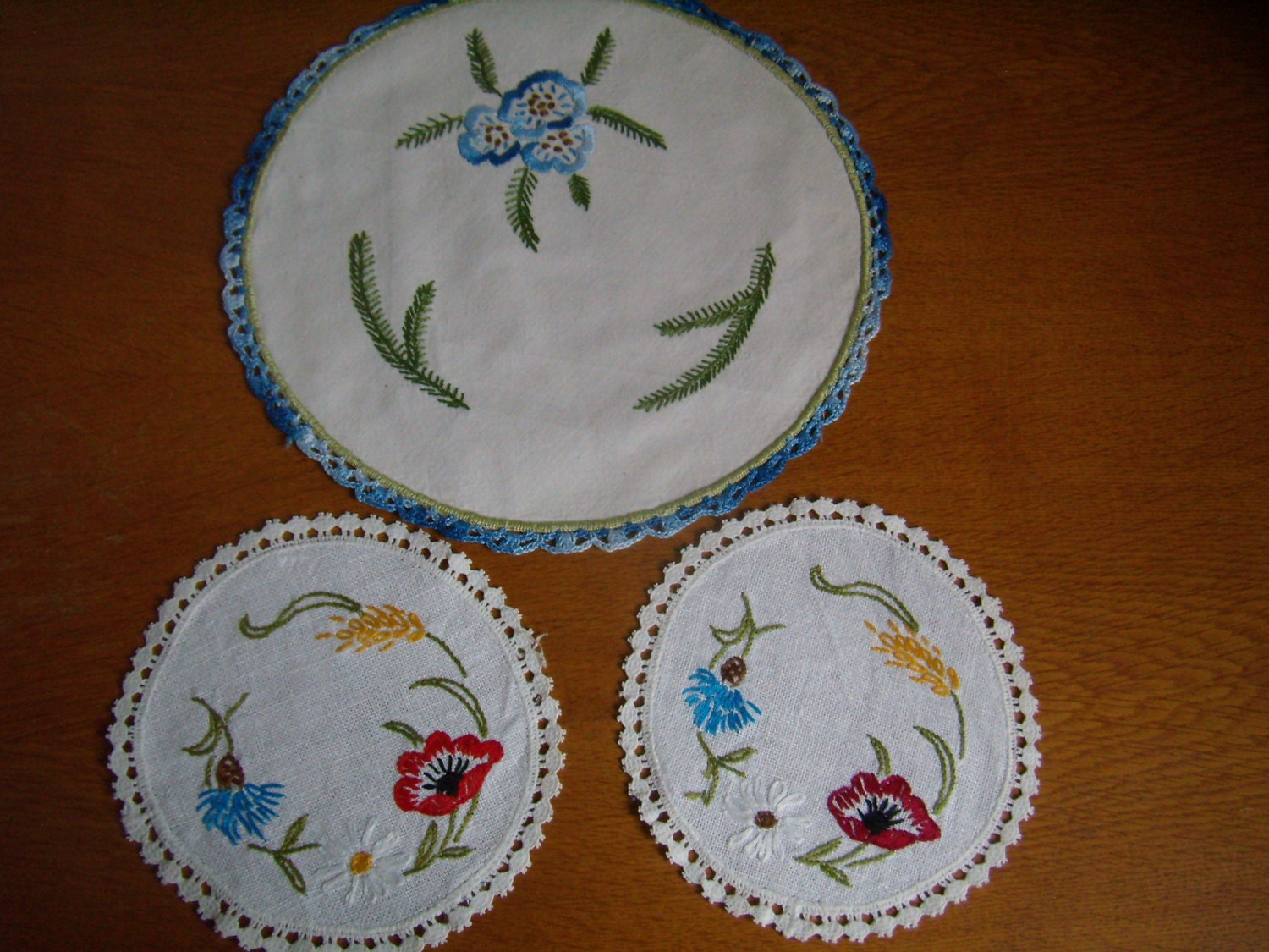 3 Napperons Brodés Main, Vintage Français avec Bordure de Dentelle/1960