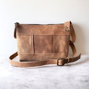 Petit sac à bandoulière avec fermeture éclair | Cuir de buffle d'eau Crazy Horse
