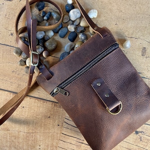 Petit sac à bandoulière zippé | Cuir Kodiak marron