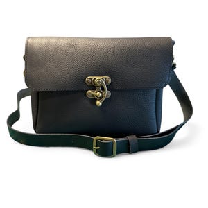 Petit sac à bandoulière avec fermoir pivotant | Cuir Kodiak noir