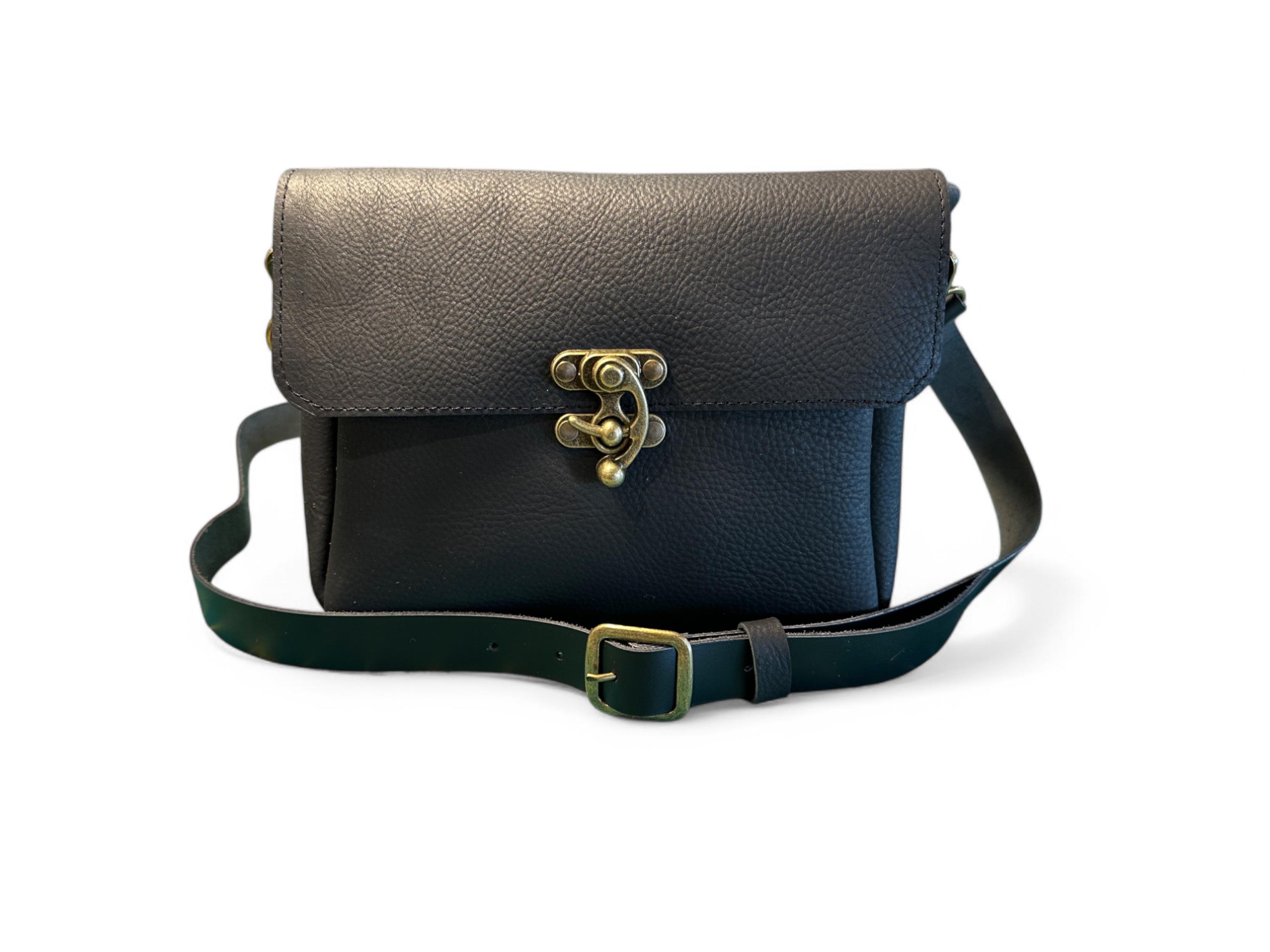 Kleine Umhängetasche mit Swing-Schließe Schwarzes Kodiak-Leder