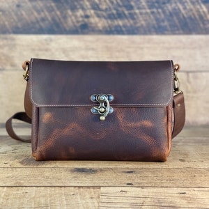 Petit sac à bandoulière avec fermoir pivotant | Cuir Kodiak marron