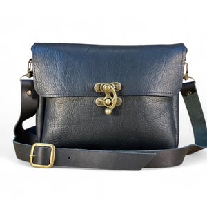 Petit sac à bandoulière avec fermoir pivotant | Cuir Kodiak noir
