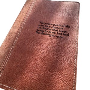 Journal en cuir - Poursuivez vos rêves | Couverture Crazy Horse A5 faite main avec passant pour stylo et fente pour porte-cartes