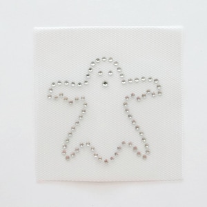 Op de afbeelding: Een witte stoffen patch met een spookontwerp van zilveren strass.