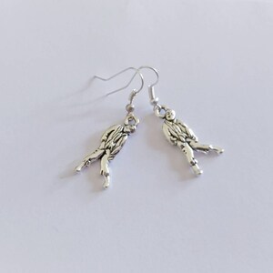 Pendientes zombies, pendientes zombies colgantes, pendientes de muertos vivientes, pendientes de gancho gótico, joyas de Halloween, joyas de declaración, bisutería