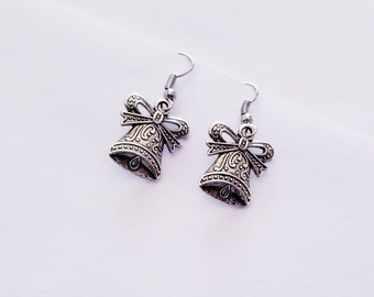 Zilveren bellenoorbellen, kerstklokken hangoorbellen, kerstsieraden, kerstaccessoire, kostuumaccessoire, vakantiesieraden, minimalistisch