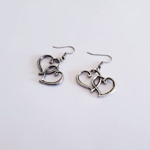 Boucles d’oreilles de coeur, boucles d’oreilles doubles de coeur, boucles d’oreilles entrelacées de coeur, bijoux de coeur de Filigrane, cadeau pour elle, cadeau pour des demoiselles d’honneur, cadeau de mariage