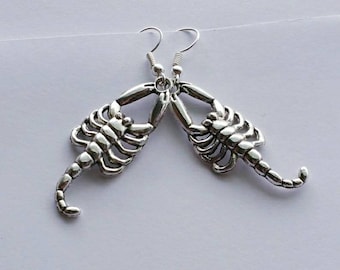 Orecchini a forma di scorpione in argento dorato o arcobaleno con gancio o clip - Italia