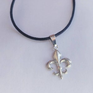 Fleur-De-Lis Pendant Necklace, Fleur De Lis Necklace, French Lily Necklace, Gift for Traveler, Gift for Friend, Flower Symbol Pendant