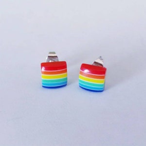 レインボーストライプスクエアポストイヤリング、プライドイヤリング、レインボーイヤリング、耳あめ、LGBTプライドジュエリー、レズビアンプライドスタッド、ゲイプライドスタッド