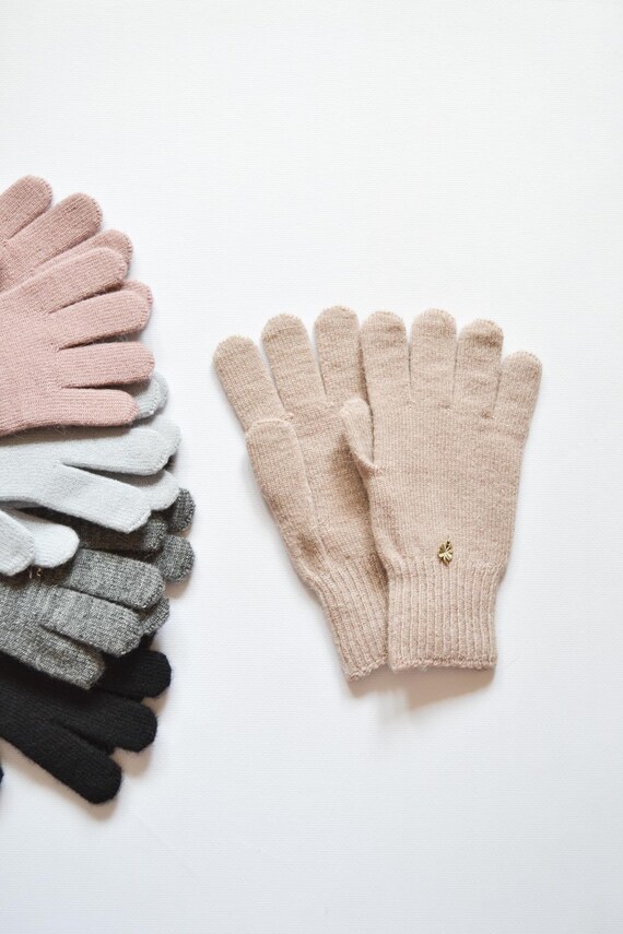 beige knitted gloves