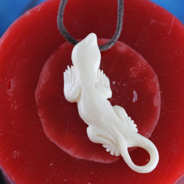 Lizard  Necklace - Gecko necklace - Carved Necklace - White lizard necklace - Totem necklace - Spirit animal necklace