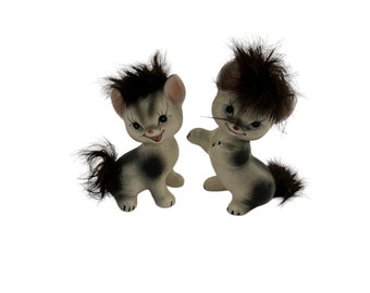 Paire de figurines anthropomorphes de chat minou en porcelaine avec touffes de fourrure