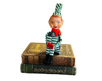 Coupe-genoux lutin de Noël kitsch elfe en costume rayé vert et blanc, décoration de Noël rétro des années 1950