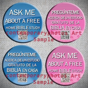 Può includere: Quattro pulsanti rotondi con uno schema di colori blu e rosa. I pulsanti hanno un codice QR e un testo che dice "Ask me about a free home bible study" e "Pregúntame acerca de un estudio gratuito de la Biblia en casa".
