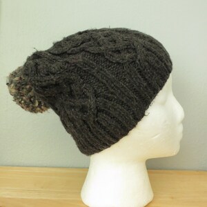 Chapeau en tricot de câble gris foncé / noir avec pompon