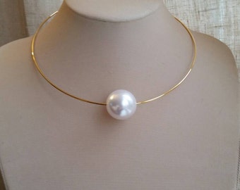 Large pearl and gold tone wire choker, single pearl necklace, trending jewelry, pearl choker, statement necklace, pearl pendant metal choker