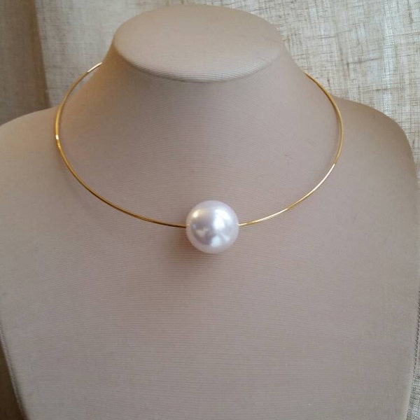 Large pearl and gold tone wire choker, single pearl necklace, trending jewelry, pearl choker, statement necklace, pearl pendant metal choker