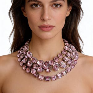 collana anna wintour, collana riviere rosa baby in cristallo austriaco, collarino in pasta georgiana, collana rosa con taglio a gradini, collana rosa da damigella d'onore