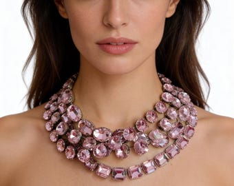 Collana rosa stile Anna Wintour, con pietre massicce in pasta georgiana, look vintage, ideale per la madre della sposa.